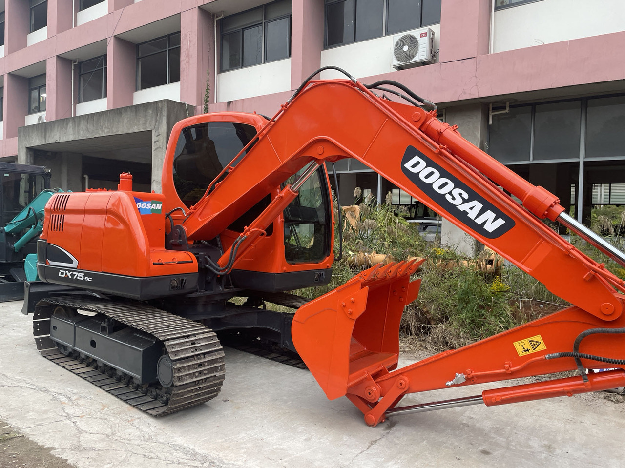 DOOSAN DX75-9C - Верижен багер: снимка 4 DOOSAN DX75-9C - Верижен багер: снимка 4