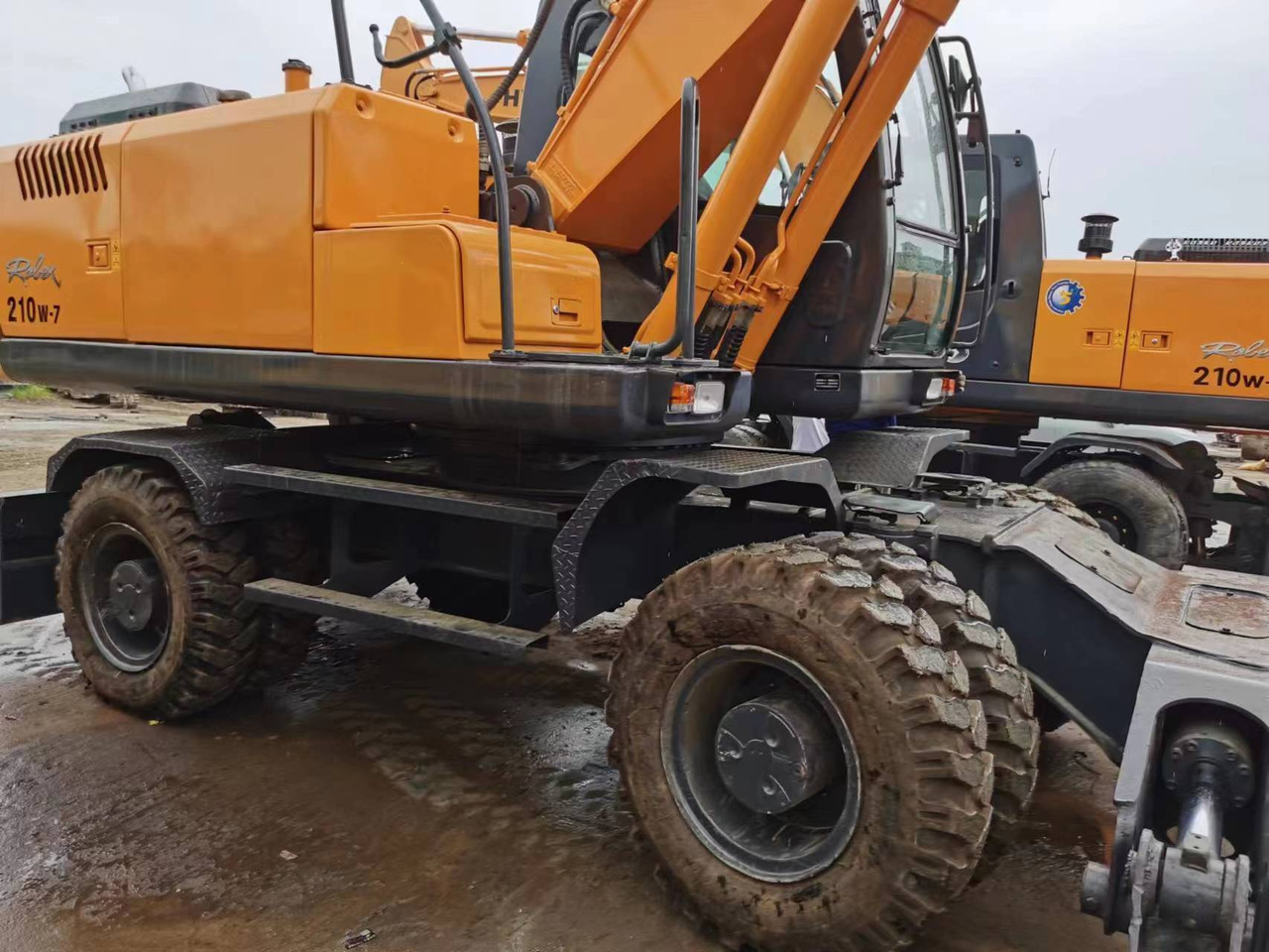 HYUNDAI 210W-7 - Колесен багер: снимка 2 HYUNDAI 210W-7 - Колесен багер: снимка 2