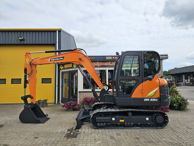 Develon DX60E-10N - Мини багер: снимка 1 Develon DX60E-10N - Мини багер: снимка 1