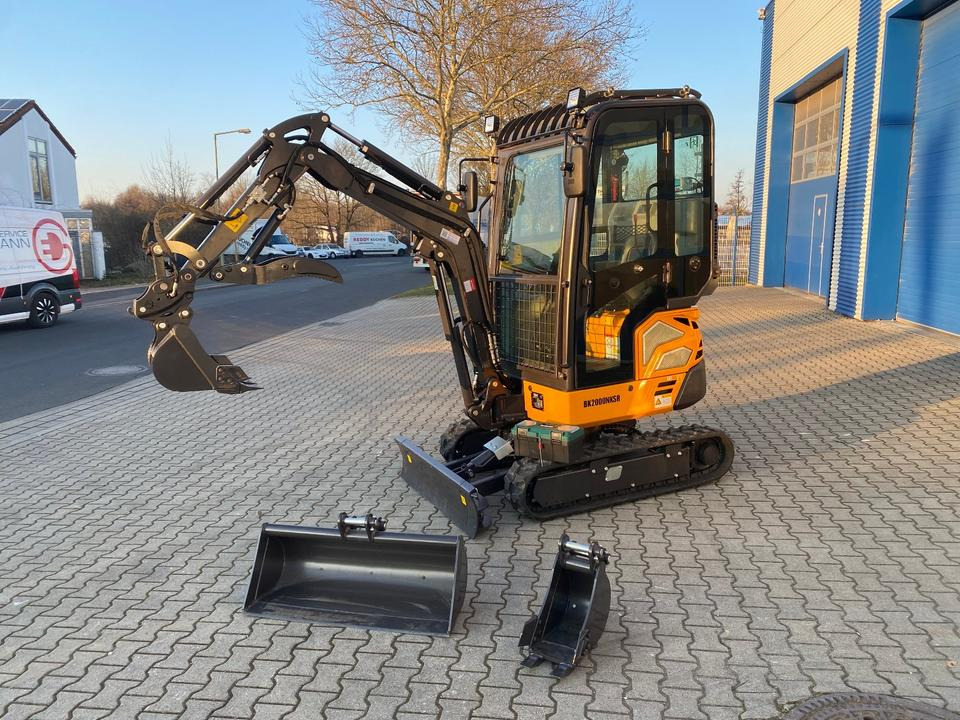 Minibagger BK2000NKSR inkl. Schaufelpaket *INKL.19% MWST*BERGER KRAUS*KUBOTA* KLIMA*SCHWENKARM*VERSTELLFAHRWERK* - Мини багер: снимка 2 Minibagger BK2000NKSR inkl. Schaufelpaket *INKL.19% MWST*BERGER KRAUS*KUBOTA* KLIMA*SCHWENKARM*VERSTELLFAHRWERK* - Мини багер: снимка 2
