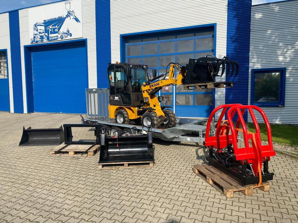 Radlader/Hoflader BK906 Kabine inkl. Tieflader und großem Zubehörpaket *INKL.19% MWST*BERGER KRAUS*PERKINS*CE*SOFORT!* - Компактен товарач: снимка 3 Radlader/Hoflader BK906 Kabine inkl. Tieflader und großem Zubehörpaket *INKL.19% MWST*BERGER KRAUS*PERKINS*CE*SOFORT!* - Компактен товарач: снимка 3