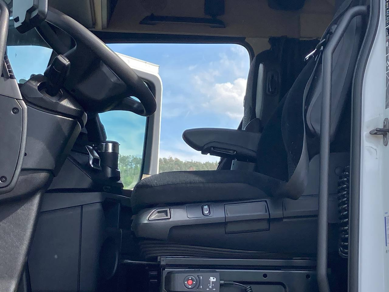 Interior photo 1: Влекач Mercedes-Benz Actros 1845 LS 4x2 BigSpace