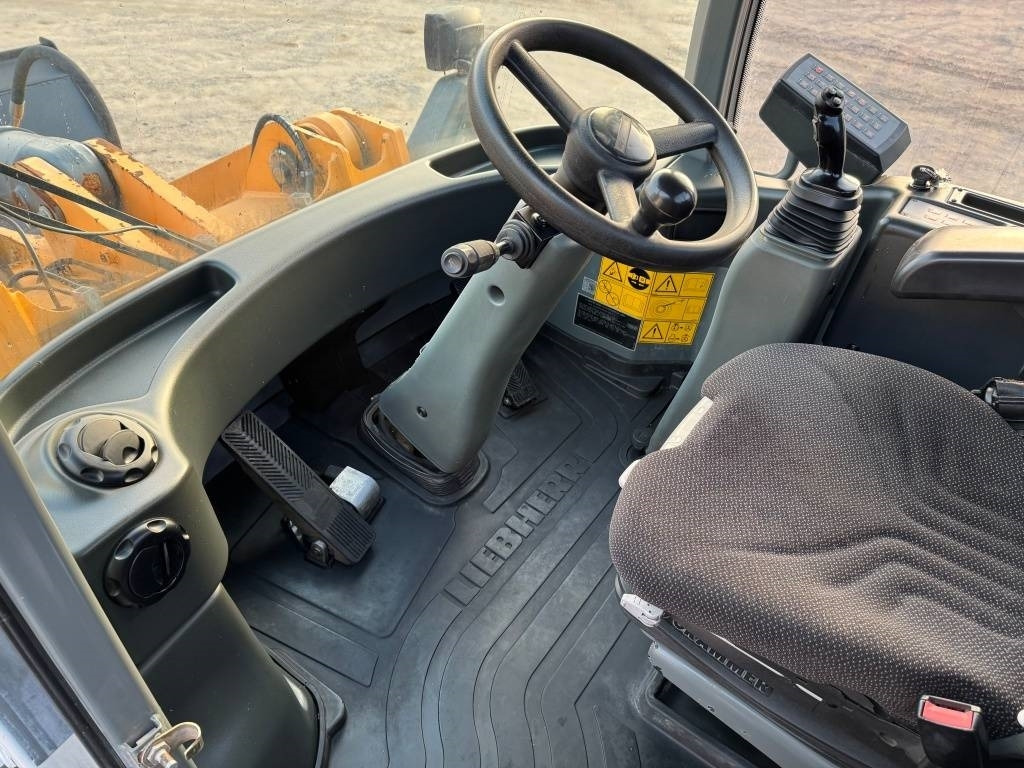 Колесен товарач Liebherr L 550: снимка 14 Колесен товарач Liebherr L 550: снимка 14