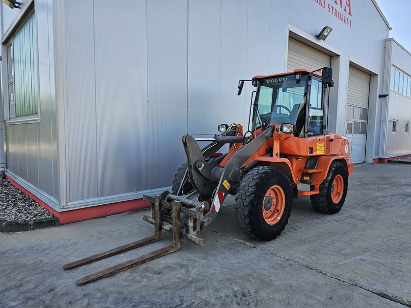 VOLVO L30G - Колесен товарач: снимка 1 VOLVO L30G - Колесен товарач: снимка 1