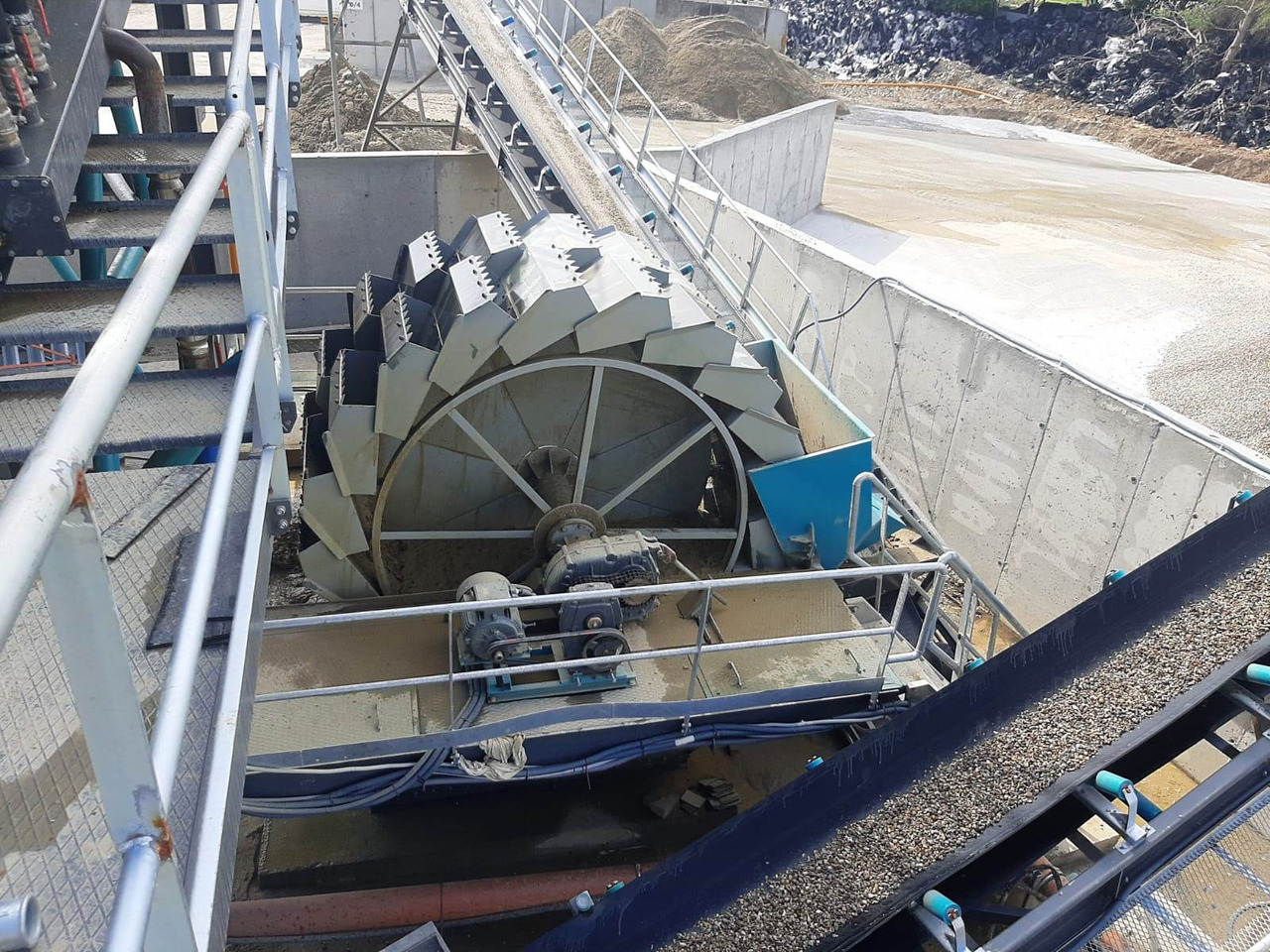 Constmach Machine À Laver Les Sables À Godets Sur Roues - Пресевна инсталация: снимка 3 Constmach Machine À Laver Les Sables À Godets Sur Roues - Пресевна инсталация: снимка 3