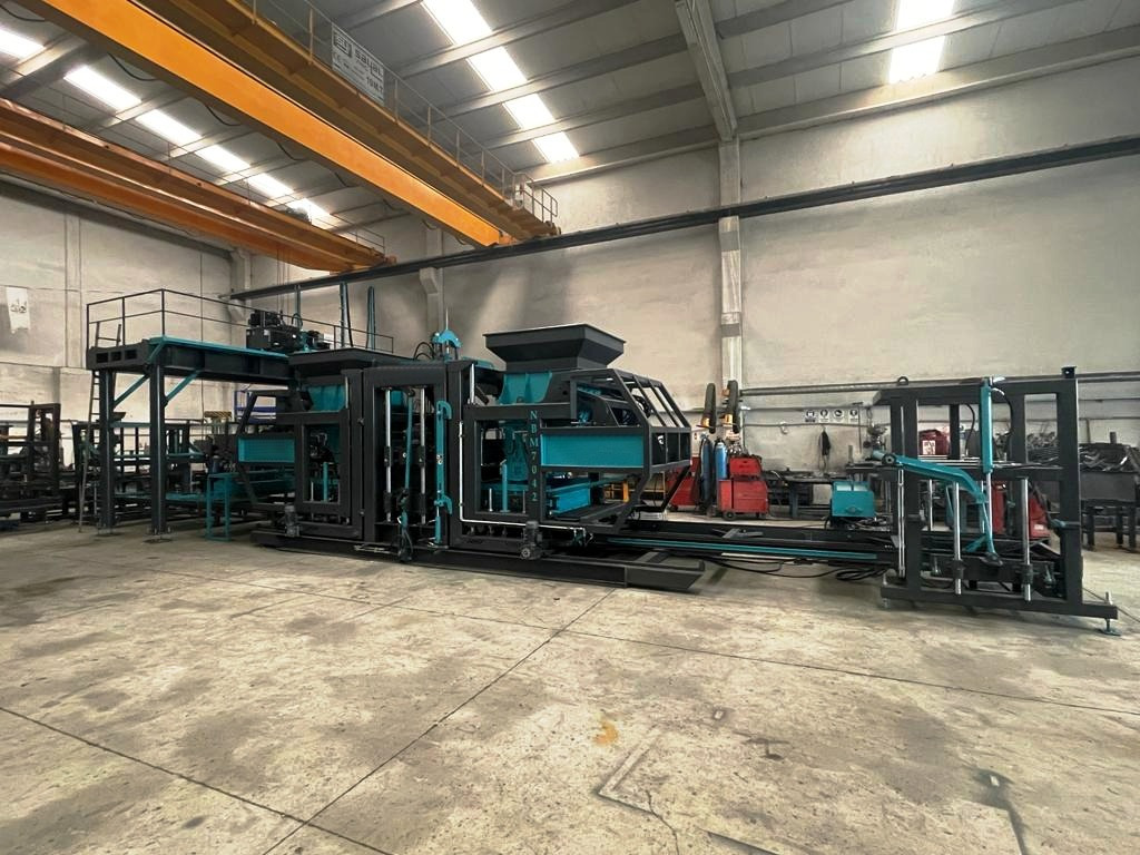 Constmach Machine de Fabrication de Blocs de Béton BS-25 (Machine de Pavage en Béton) - Машина за бетонни блокчета: снимка 2 Constmach Machine de Fabrication de Blocs de Béton BS-25 (Machine de Pavage en Béton) - Машина за бетонни блокчета: снимка 2