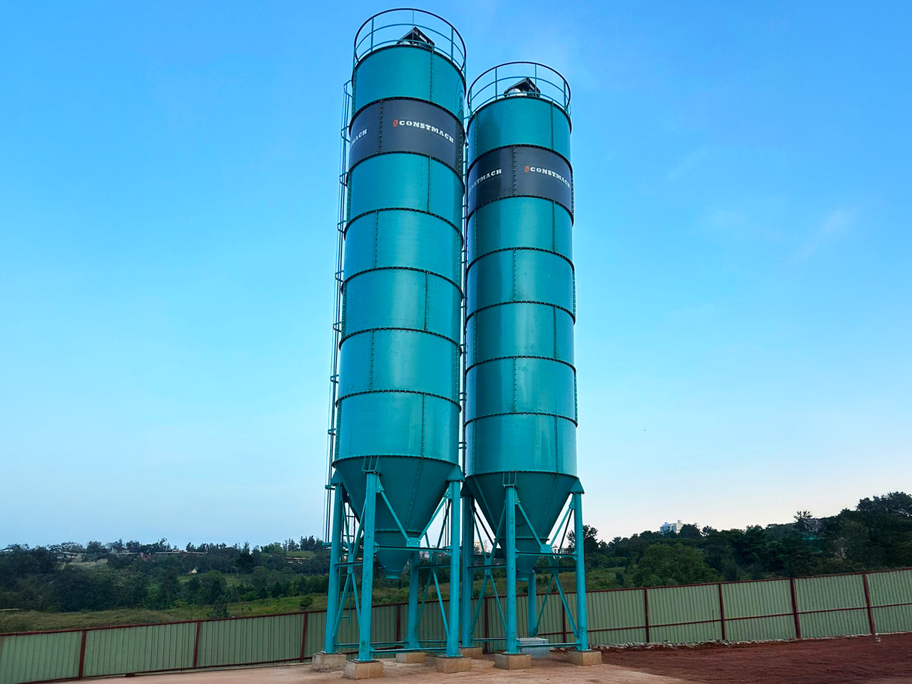Constmach Zement Silo mit 100 Tonnen Kapazität - Силоз за цимент: снимка 1 Constmach Zement Silo mit 100 Tonnen Kapazität - Силоз за цимент: снимка 1