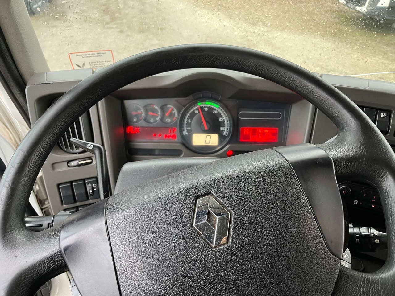 Renault MIDLUM 220 - Камион с брезент: снимка 5 Renault MIDLUM 220 - Камион с брезент: снимка 5