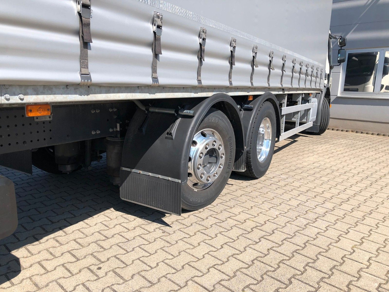 Volvo FE 350 26T 6x2 Lenkachse*ALU*LBW*EDSCHA - Камион с брезент: снимка 4 Volvo FE 350 26T 6x2 Lenkachse*ALU*LBW*EDSCHA - Камион с брезент: снимка 4