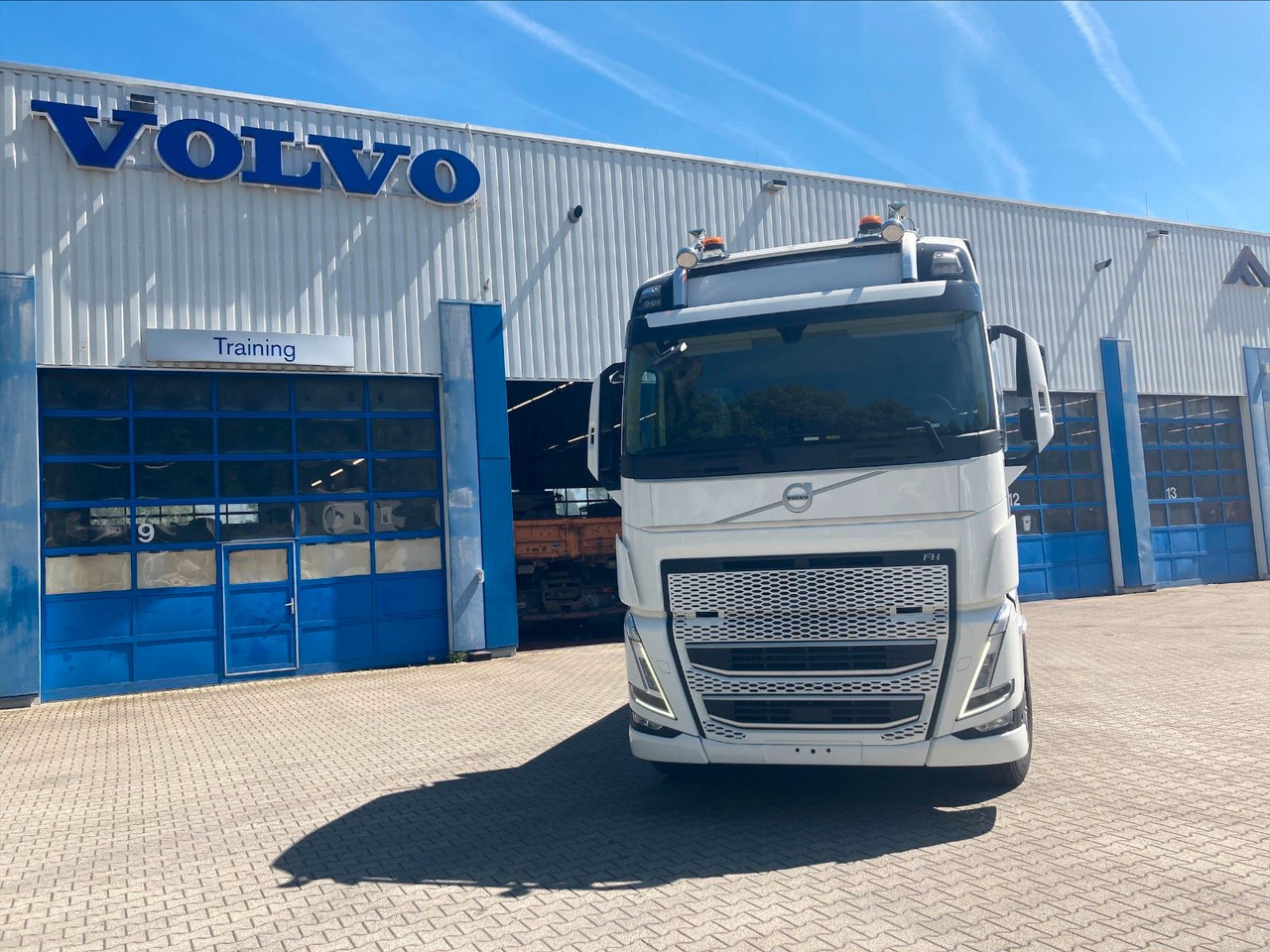 Volvo FH 6x2 R NLA Luftfederung - Бордови камион, Камион с кран: снимка 2 Volvo FH 6x2 R NLA Luftfederung - Бордови камион, Камион с кран: снимка 2