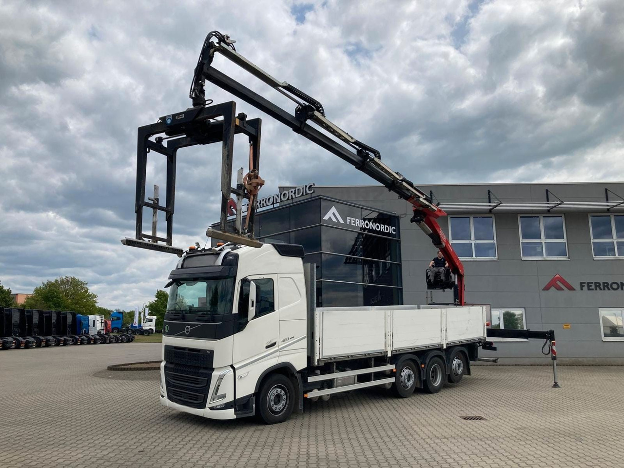Volvo FH460 8x2 TRIDEM VLA&NLA gelenkt*FASSI F215AS.24 - Камион с кран: снимка 2 Volvo FH460 8x2 TRIDEM VLA&NLA gelenkt*FASSI F215AS.24 - Камион с кран: снимка 2