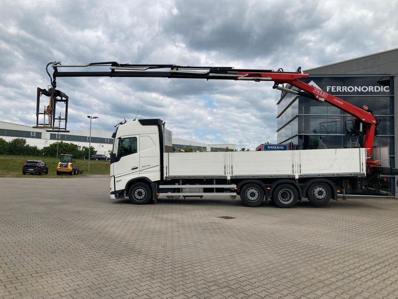 Volvo FH460 8x2 TRIDEM VLA&NLA gelenkt*FASSI F215AS.24 - Камион с кран: снимка 1 Volvo FH460 8x2 TRIDEM VLA&NLA gelenkt*FASSI F215AS.24 - Камион с кран: снимка 1
