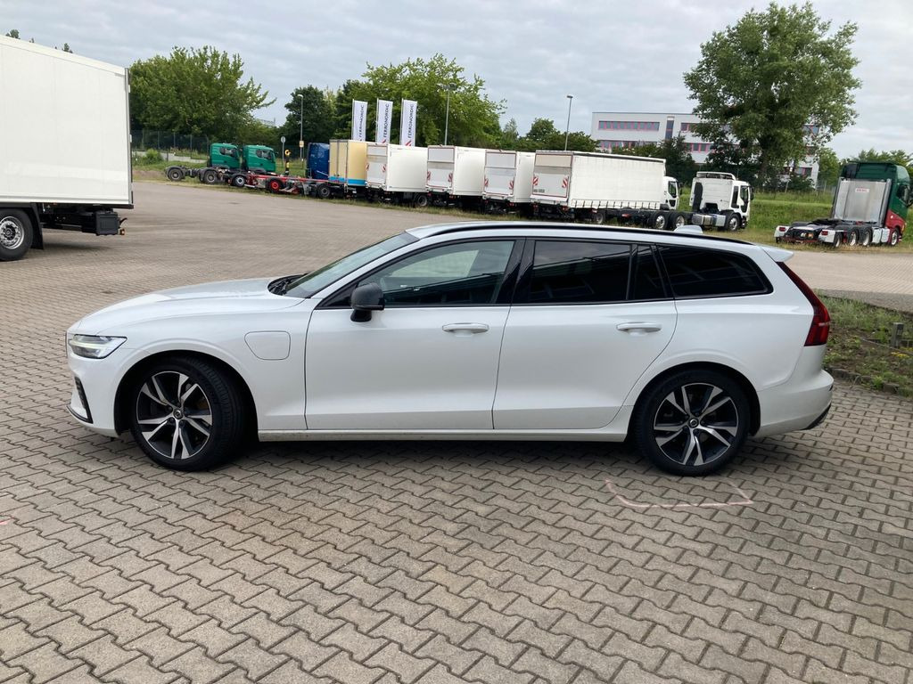 Volvo V60 T6 AWD R-Design Expression Recharge Plug-In Volvo V60 T6 AWD R-Design Expression Recharge Plug-In - Комби: снимка 2 Volvo V60 T6 AWD R-Design Expression Recharge Plug-In Volvo V60 T6 AWD R-Design Expression Recharge Plug-In - Комби: снимка 2