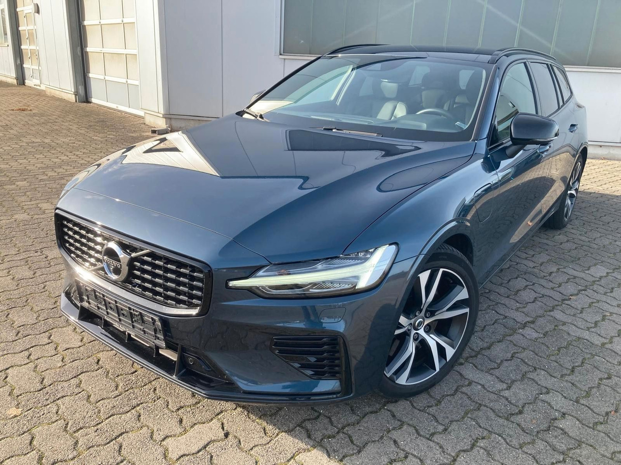 Volvo V60 T8 R Design Recharge Plug-In Hybrid AWD - Комби: снимка 1 Volvo V60 T8 R Design Recharge Plug-In Hybrid AWD - Комби: снимка 1