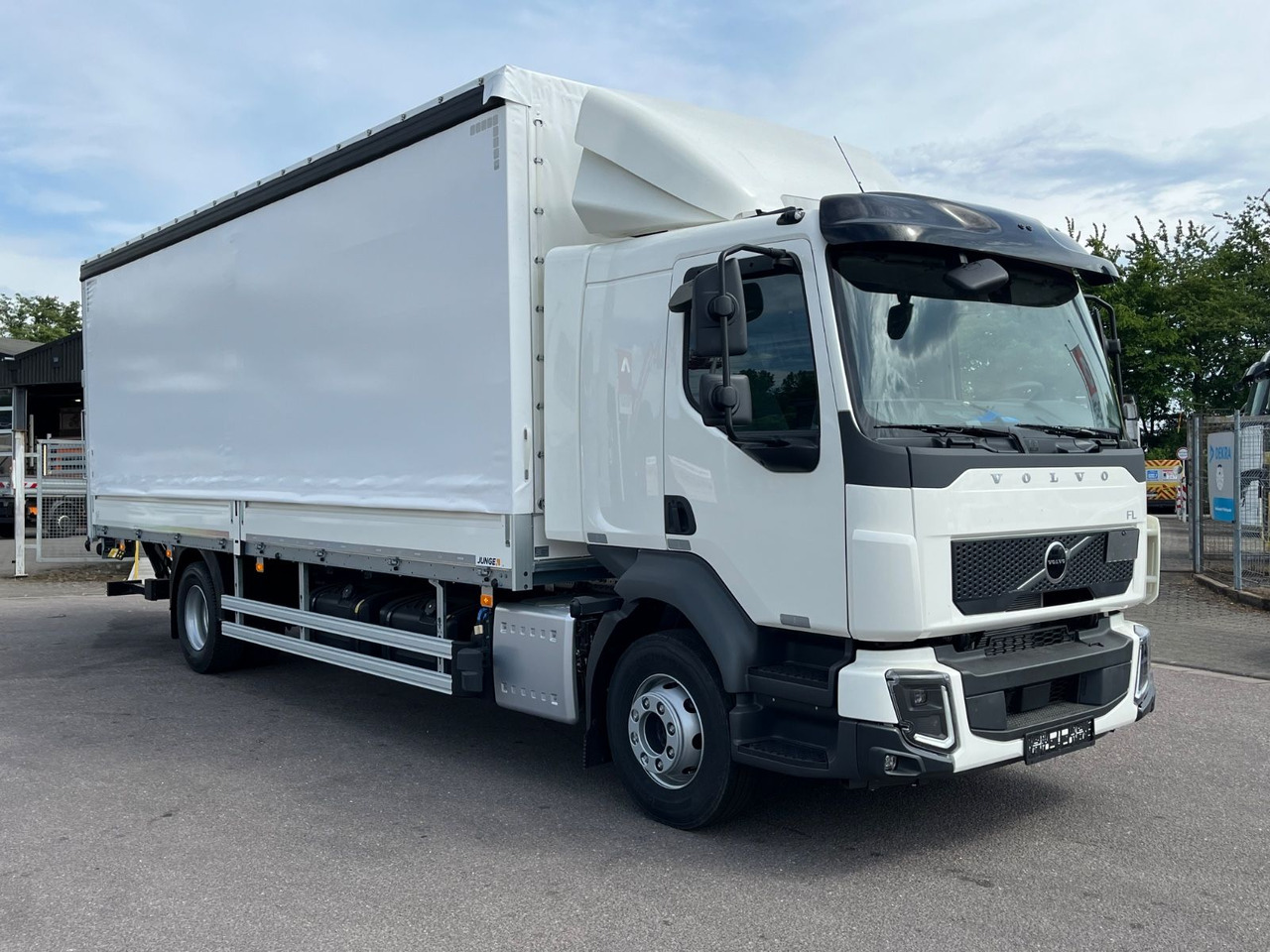 Volvo FL 14.245 Junge Schiebeplanenaufbau LBW - Камион с брезент: снимка 4 Volvo FL 14.245 Junge Schiebeplanenaufbau LBW - Камион с брезент: снимка 4