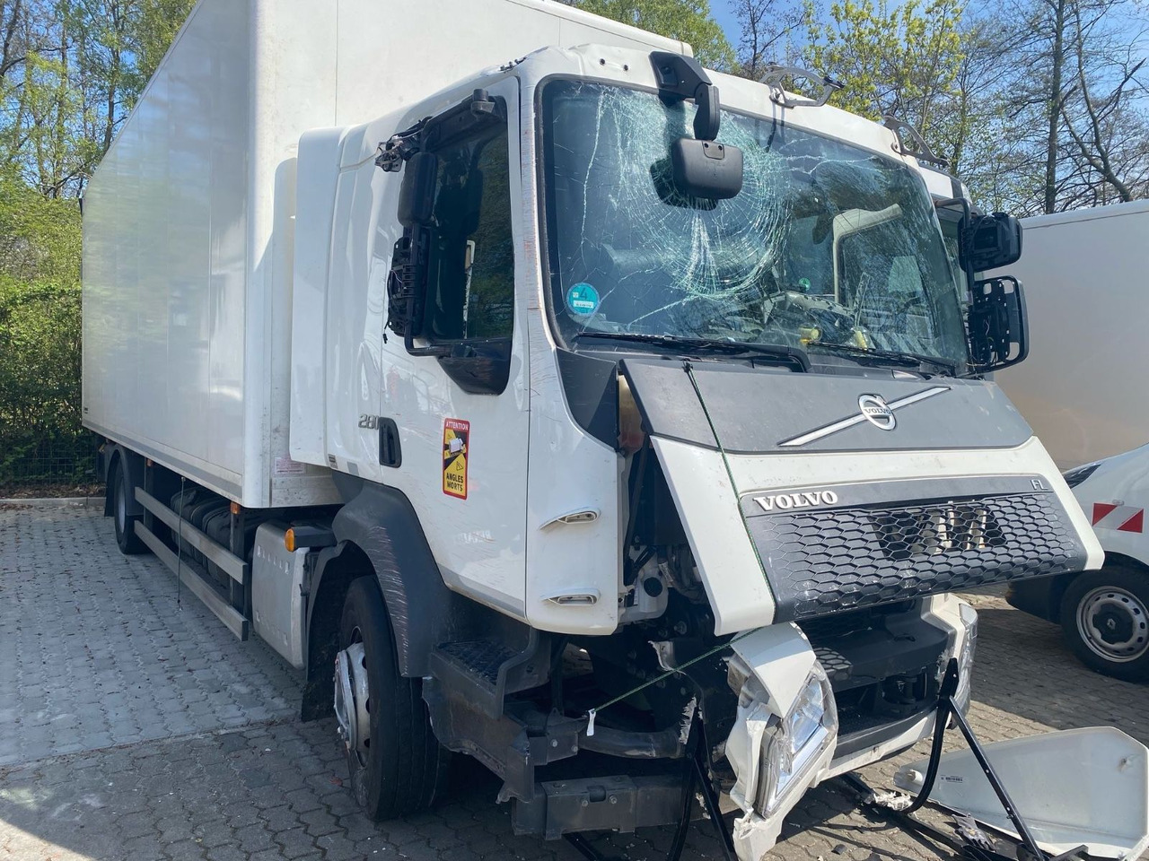 Volvo FL 16.280 Koffer Unfallschaden - Камион фургон: снимка 1 Volvo FL 16.280 Koffer Unfallschaden - Камион фургон: снимка 1