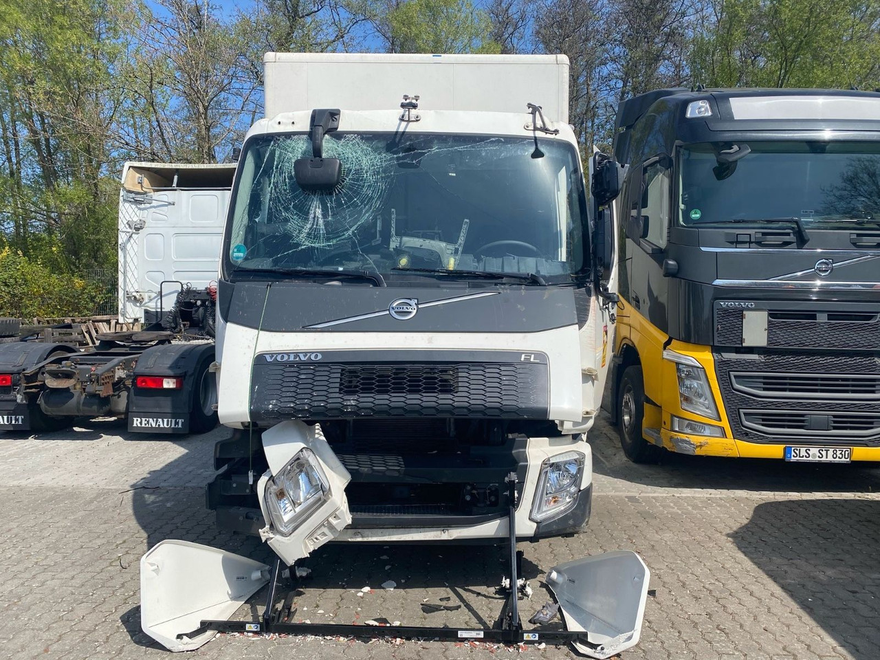 Volvo FL 16.280 Koffer Unfallschaden - Камион фургон: снимка 3 Volvo FL 16.280 Koffer Unfallschaden - Камион фургон: снимка 3