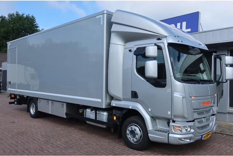 DAF LF 210 FA Zilver metallic bak + klep Dhollandia 1500 kg + rol stops, Comfort cabine. - Камион фургон: снимка 2 DAF LF 210 FA Zilver metallic bak + klep Dhollandia 1500 kg + rol stops, Comfort cabine. - Камион фургон: снимка 2