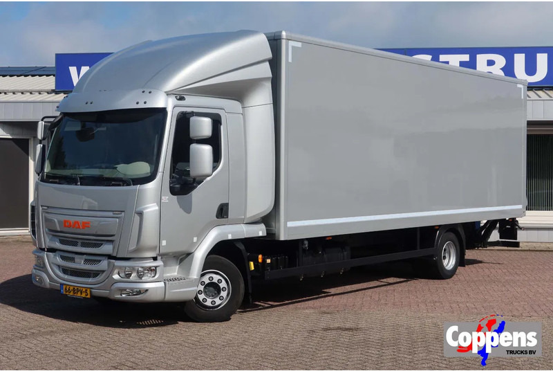 DAF LF 210 FA Zilver metallic bak + klep Dhollandia 1500 kg + rol stops, Comfort cabine. - Камион фургон: снимка 1 DAF LF 210 FA Zilver metallic bak + klep Dhollandia 1500 kg + rol stops, Comfort cabine. - Камион фургон: снимка 1