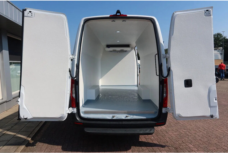 Mercedes-Benz Sprinter 317 Koel/Vries/Verwarmen met nachtaansluiting 220 volt. AUTOMAAT! - Хладилен бус: снимка 4 Mercedes-Benz Sprinter 317 Koel/Vries/Verwarmen met nachtaansluiting 220 volt. AUTOMAAT! - Хладилен бус: снимка 4