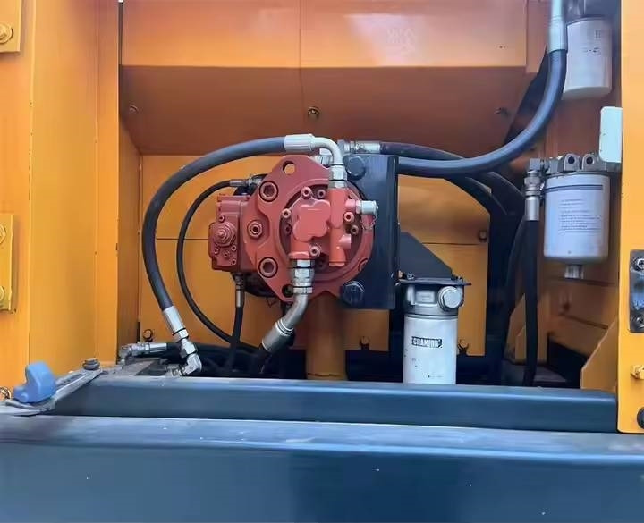 Hyundai R220LC-9S - Верижен багер: снимка 2 Hyundai R220LC-9S - Верижен багер: снимка 2