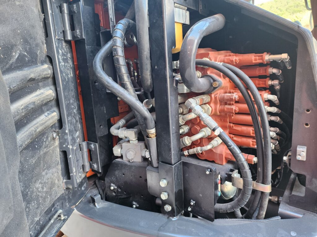 HITACHI ZX85USB-6 - Мини багер: снимка 3 HITACHI ZX85USB-6 - Мини багер: снимка 3