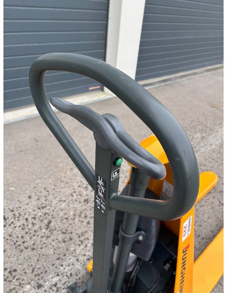 Jungheinrich Scherenhubwagen AMX 10e - Стакер: снимка 3 Jungheinrich Scherenhubwagen AMX 10e - Стакер: снимка 3