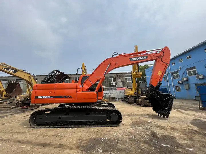 Best Selling DOOSAN excavator machine construction used machinery equipment dx225 used excavators in stock - Багер: снимка 2 Best Selling DOOSAN excavator machine construction used machinery equipment dx225 used excavators in stock - Багер: снимка 2