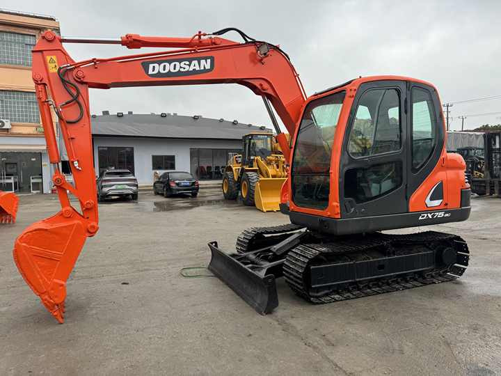 Doosan DX75-9C Used Excavator Crawler Second Hand Korean Engine DX75-9C Small Digger for Home or Farm - Верижен багер: снимка 4 Doosan DX75-9C Used Excavator Crawler Second Hand Korean Engine DX75-9C Small Digger for Home or Farm - Верижен багер: снимка 4