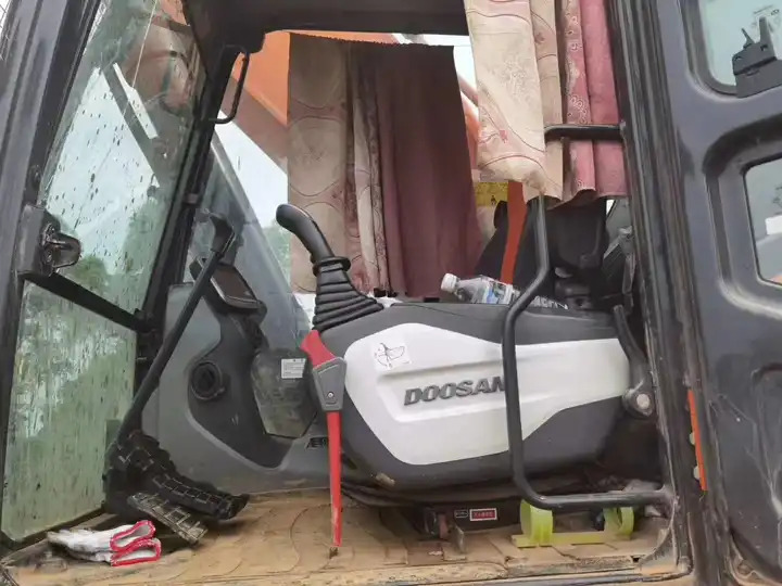 High Quality Second Hand Doosan Dx420 Excavator,Efficient,Energy-saving,And Suitable For Crushing Used Hand Excavators - Верижен багер: снимка 4 High Quality Second Hand Doosan Dx420 Excavator,Efficient,Energy-saving,And Suitable For Crushing Used Hand Excavators - Верижен багер: снимка 4