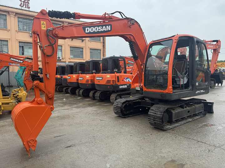 Hot Sale Used Doosan DX75-9C Excavator Doosan 7.5 Ton Crawler Digger Original Equipment - Верижен багер: снимка 2 Hot Sale Used Doosan DX75-9C Excavator Doosan 7.5 Ton Crawler Digger Original Equipment - Верижен багер: снимка 2