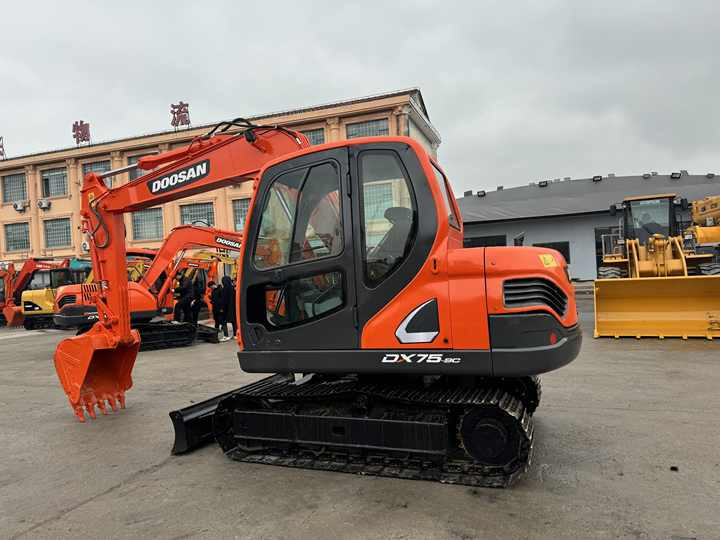 Hot Sale Used Doosan DX75-9C Excavator Doosan 7.5 Ton Crawler Digger Original Equipment - Верижен багер: снимка 2 Hot Sale Used Doosan DX75-9C Excavator Doosan 7.5 Ton Crawler Digger Original Equipment - Верижен багер: снимка 2
