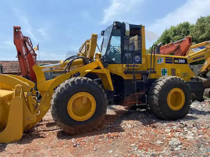 Second Hand Japan Made Komatsu Wa380-3 Front Loader Used Original Painting Komatsu Wa 380-3 in Stock for Sale - Колесен товарач: снимка 2 Second Hand Japan Made Komatsu Wa380-3 Front Loader Used Original Painting Komatsu Wa 380-3 in Stock for Sale - Колесен товарач: снимка 2