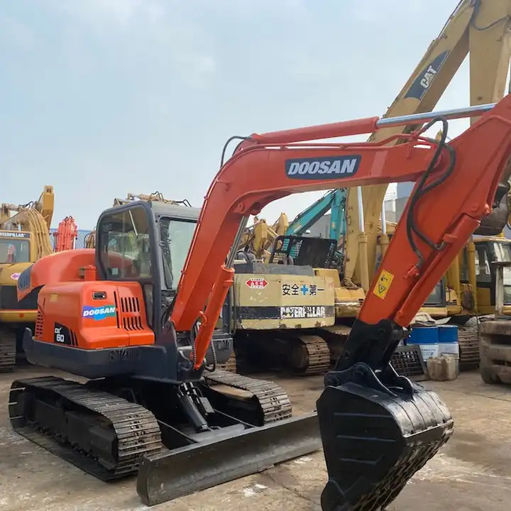 Used Doosan 6ton dx60 dx55 dx75 excavator made in Korea - Верижен багер: снимка 1 Used Doosan 6ton dx60 dx55 dx75 excavator made in Korea - Верижен багер: снимка 1