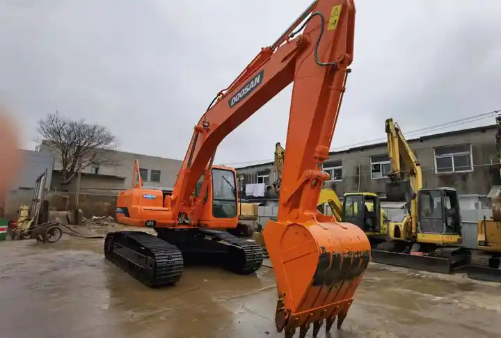 Used Doosan DH220-7 excavator on sale with manual engine made in Korea - Верижен багер: снимка 4 Used Doosan DH220-7 excavator on sale with manual engine made in Korea - Верижен багер: снимка 4