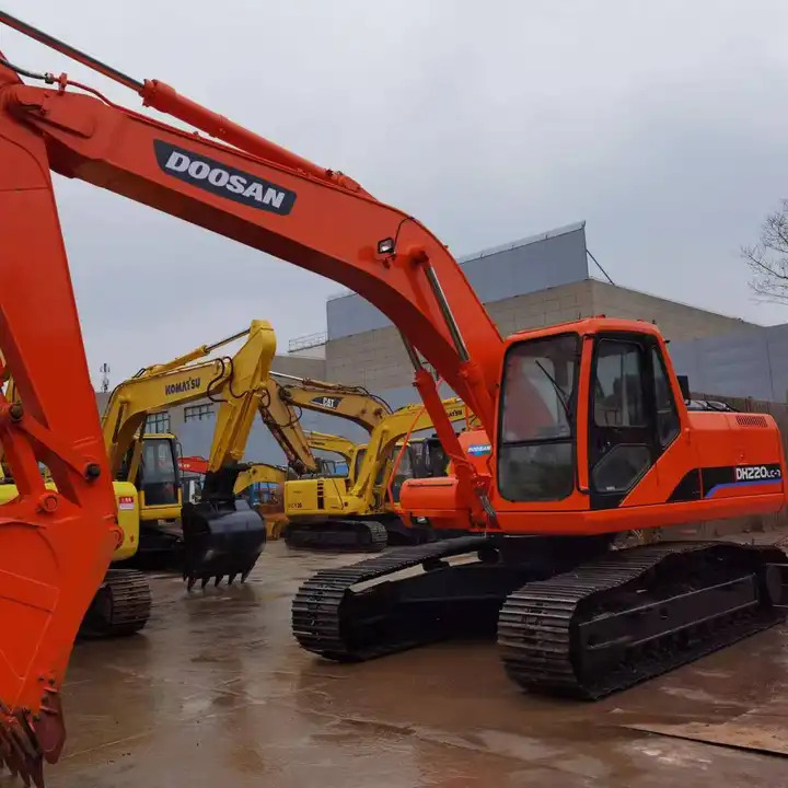 Used Doosan DH220-7 excavator on sale with manual engine made in Korea - Верижен багер: снимка 2 Used Doosan DH220-7 excavator on sale with manual engine made in Korea - Верижен багер: снимка 2