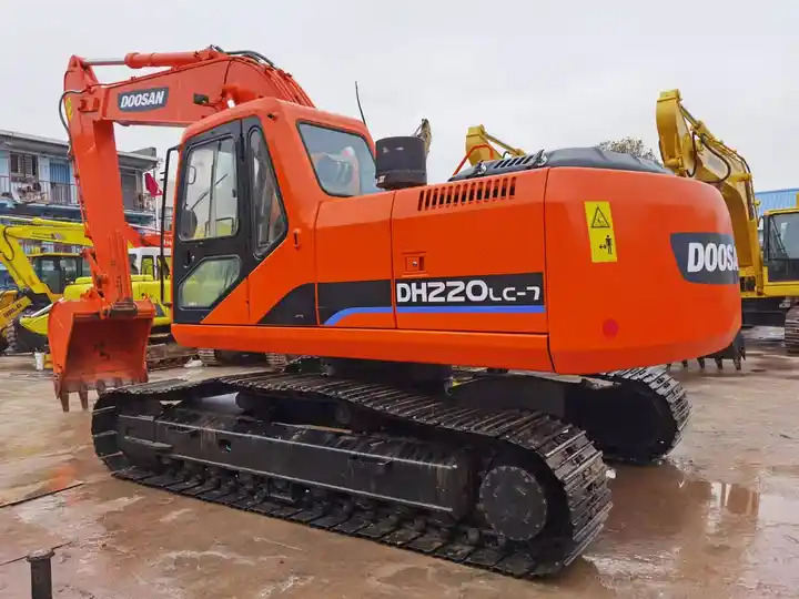 Used Doosan DH220-7 excavator on sale with manual engine made in Korea - Верижен багер: снимка 3 Used Doosan DH220-7 excavator on sale with manual engine made in Korea - Верижен багер: снимка 3