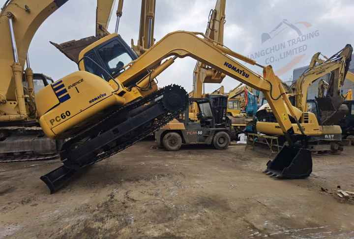 Used komatsu Pc60-7 Crawler Excavator 6 Ton Excavator In Shanghai China For Sale PC 60 60-7 PC60 PC78 excavator - Верижен багер: снимка 2 Used komatsu Pc60-7 Crawler Excavator 6 Ton Excavator In Shanghai China For Sale PC 60 60-7 PC60 PC78 excavator - Верижен багер: снимка 2