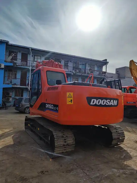 Well-maintained Cheap Price Korea Original Used Doosan Dh150,Dh150lc-7 Crawler Excavator in Shanghai - Верижен багер: снимка 2 Well-maintained Cheap Price Korea Original Used Doosan Dh150,Dh150lc-7 Crawler Excavator in Shanghai - Верижен багер: снимка 2