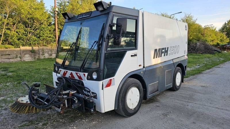 Mfh 5500 sweeper - with air conditionier - Мотометачна машина: снимка 2 Mfh 5500 sweeper - with air conditionier - Мотометачна машина: снимка 2