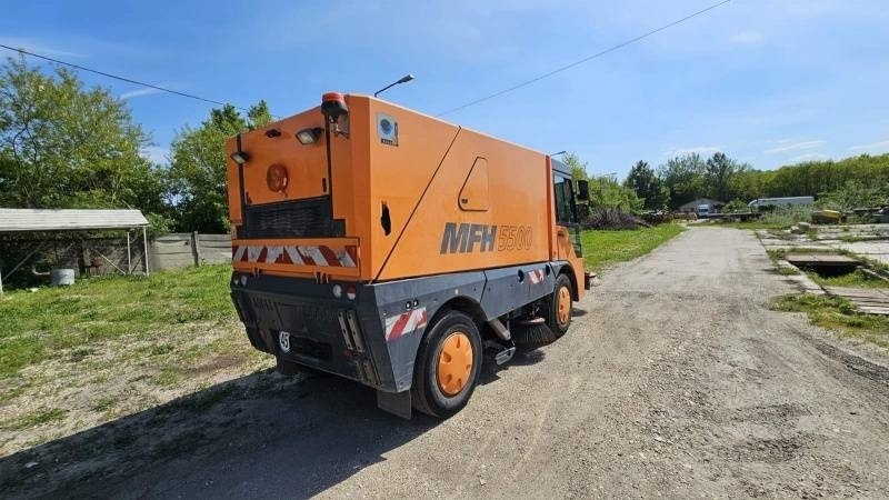 Mfh 5500 sweeper - with air conditionier - Мотометачна машина: снимка 3 Mfh 5500 sweeper - with air conditionier - Мотометачна машина: снимка 3