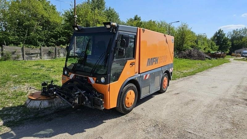 Mfh 5500 sweeper - with air conditionier - Мотометачна машина: снимка 2 Mfh 5500 sweeper - with air conditionier - Мотометачна машина: снимка 2