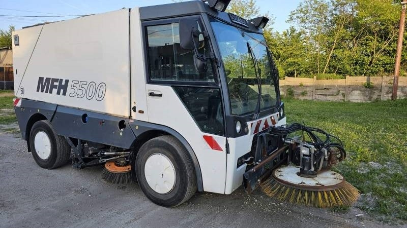 Mfh 5500 sweeper - with air conditionier - Мотометачна машина: снимка 1 Mfh 5500 sweeper - with air conditionier - Мотометачна машина: снимка 1