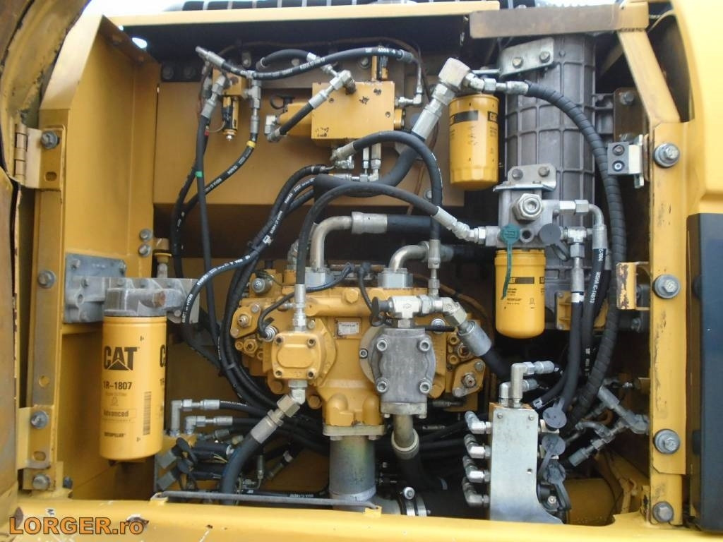 Верижен багер CAT 323 D: снимка 9
