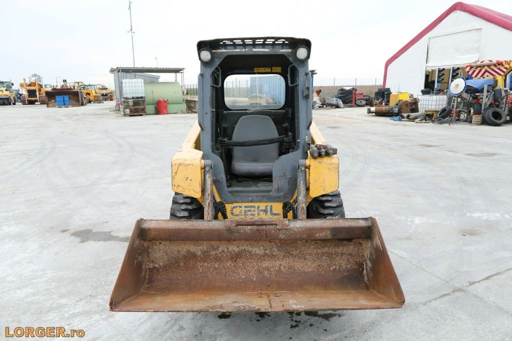 Gehl R 135 - Мини челен товарач: снимка 5 Gehl R 135 - Мини челен товарач: снимка 5