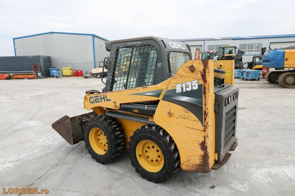Gehl R 135 - Мини челен товарач: снимка 2 Gehl R 135 - Мини челен товарач: снимка 2
