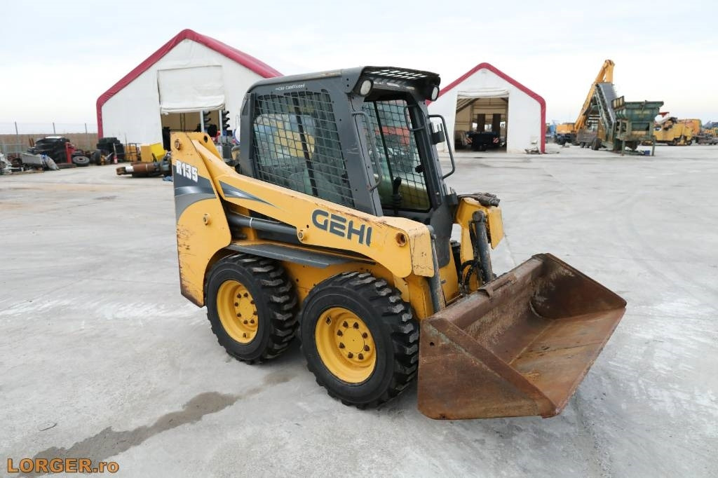 Gehl R 135 - Мини челен товарач: снимка 4 Gehl R 135 - Мини челен товарач: снимка 4