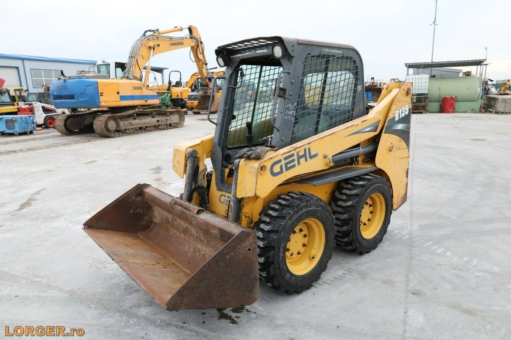 Gehl R 135 - Мини челен товарач: снимка 1 Gehl R 135 - Мини челен товарач: снимка 1