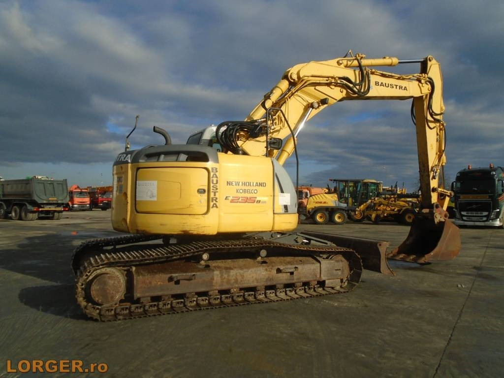New Holland E 235 B SR-2* Blade - Верижен багер: снимка 5 New Holland E 235 B SR-2* Blade - Верижен багер: снимка 5