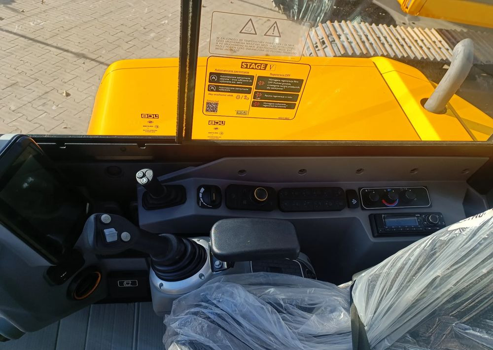 Нови Верижен багер JCB 60C-2: снимка 9
